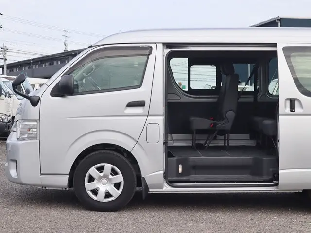 トヨタ ハイエース 3BA-TRH214W(2WD)の写真10