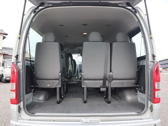 トヨタ ハイエース 3BA-TRH214W(2WD)の写真12