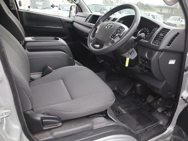 トヨタ ハイエース 3BA-TRH214W(2WD)の写真31