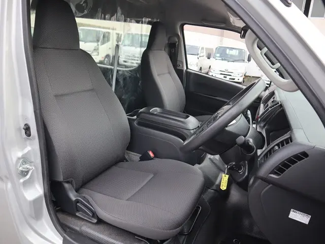 トヨタ ハイエース 3BA-TRH214W(2WD)の写真32