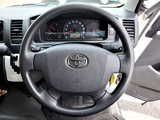 トヨタ ハイエース CBA-TRH214W(2WD)の写真4