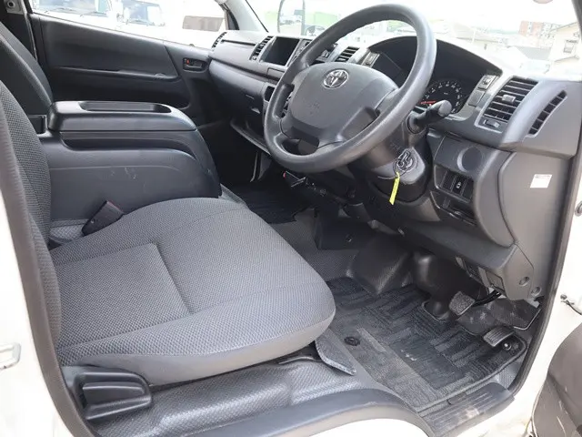 トヨタ ハイエース CBA-TRH214W(2WD)の写真29
