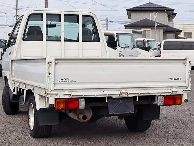 トヨタ タウンエーストラック GK-KM70(2WD)の写真2