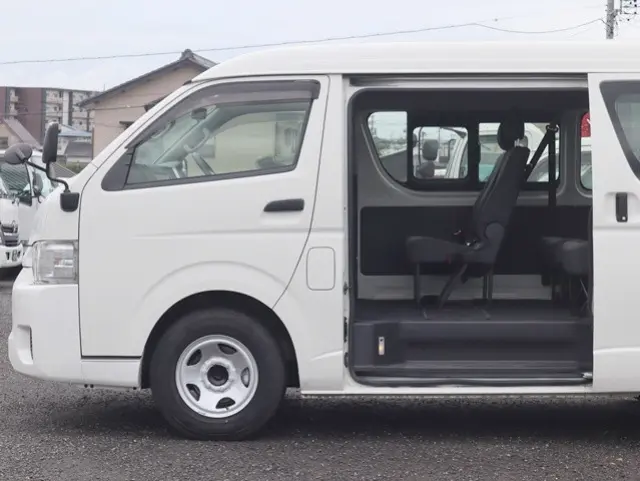 トヨタ ハイエース CBA-TRH214W(2WD)の写真10