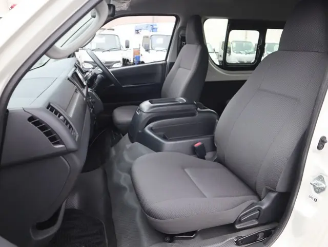 トヨタ ハイエース CBA-TRH214W(2WD)の写真23