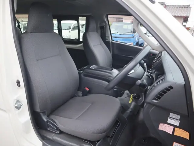 トヨタ ハイエース CBA-TRH214W(2WD)の写真27