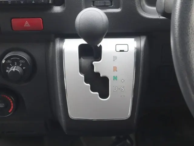 トヨタ ハイエース CBA-TRH214W(2WD)の写真35