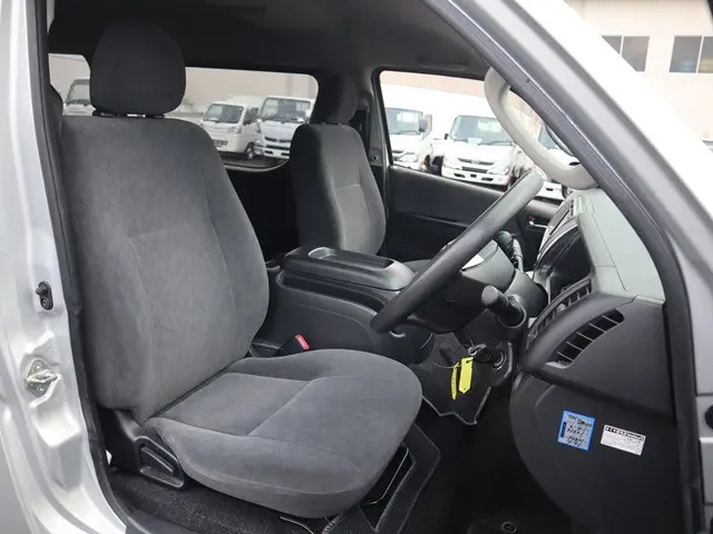 トヨタ ハイエース CBA-TRH214W(2WD)の写真32