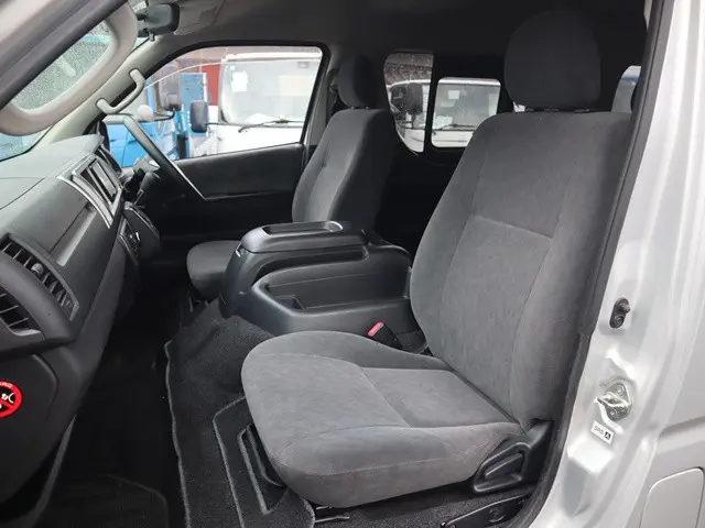 トヨタ ハイエース CBA-TRH214W(2WD)の写真34