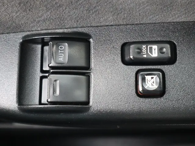 トヨタ ハイエース CBA-TRH214W(2WD)の写真40