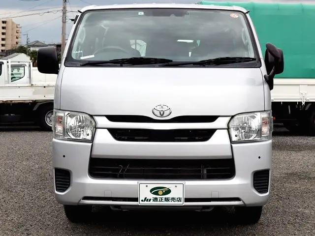 トヨタ ハイエースバン 3BF-TRH200V(2WD)の写真3