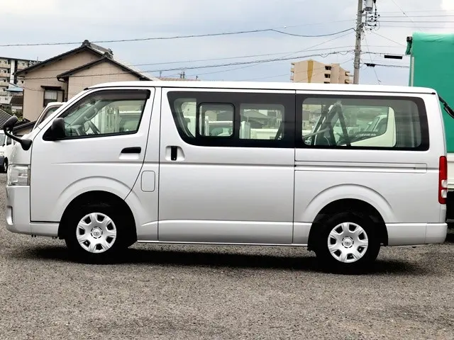 トヨタ ハイエースバン 3BF-TRH200V(2WD)の写真9