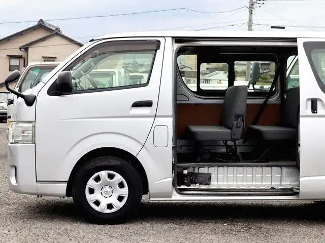トヨタ ハイエースバン 3BF-TRH200V(2WD)の写真10