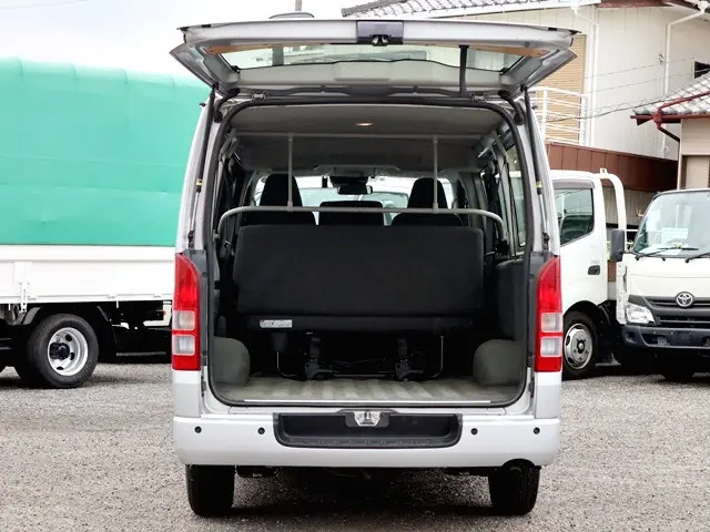 トヨタ ハイエースバン 3BF-TRH200V(2WD)の写真11