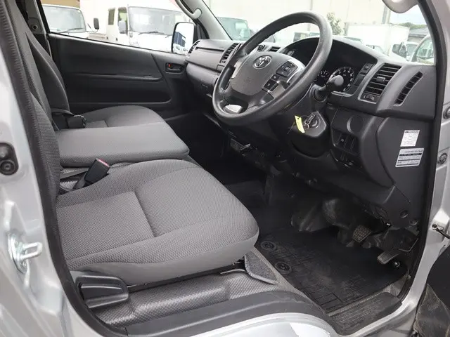 トヨタ ハイエースバン 3BF-TRH200V(2WD)の写真33
