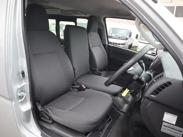 トヨタ ハイエースバン 3BF-TRH200V(2WD)の写真34