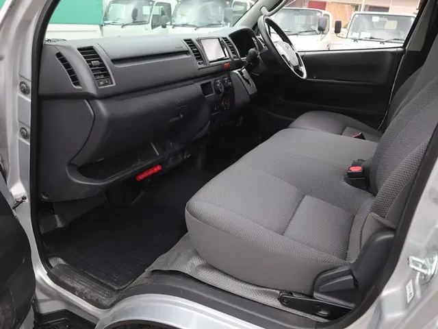 トヨタ ハイエースバン 3BF-TRH200V(2WD)の写真35