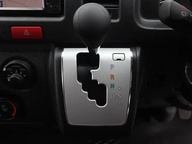 トヨタ ハイエースバン 3BF-TRH200V(2WD)の写真38