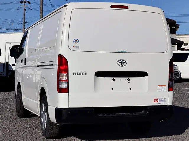 トヨタ ハイエースバン 3DF-GDH201V(2WD)の写真2