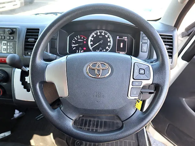 トヨタ ハイエースバン 3DF-GDH201V(2WD)の写真4
