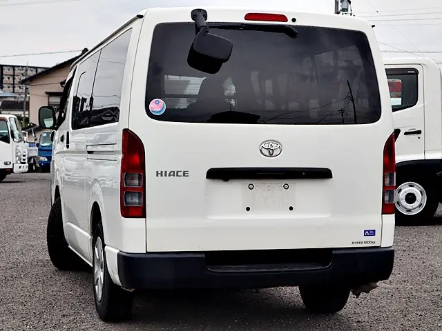 トヨタ ハイエースバン 3BF-TRH200V(2WD)の写真2