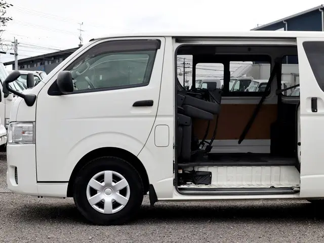 トヨタ ハイエースバン 3BF-TRH200V(2WD)の写真10