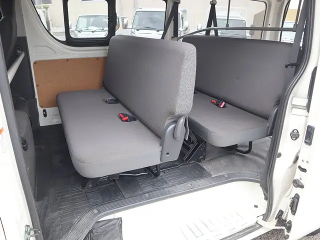 トヨタ ハイエースバン 3BF-TRH200V(2WD)の写真16
