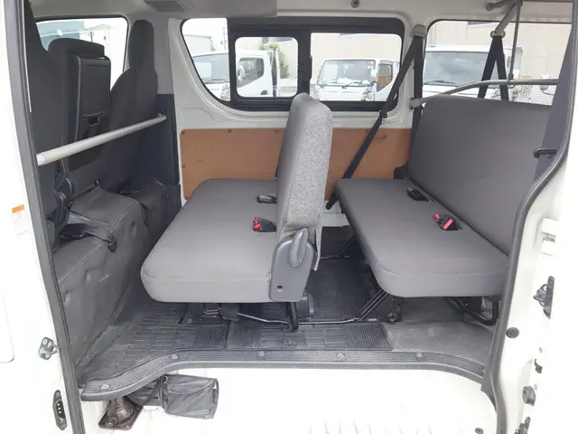 トヨタ ハイエースバン 3BF-TRH200V(2WD)の写真17