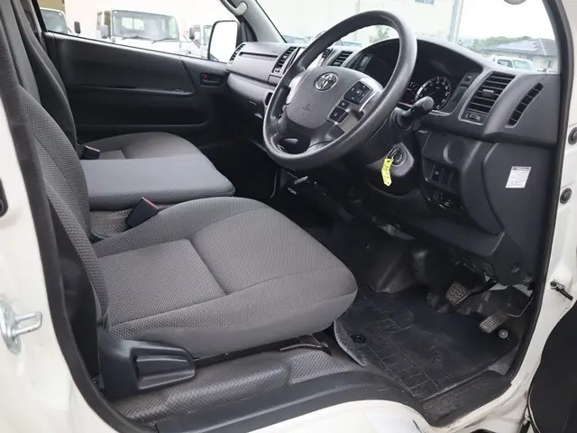 トヨタ ハイエースバン 3BF-TRH200V(2WD)の写真33