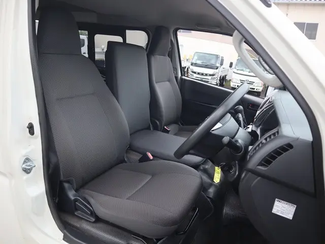 トヨタ ハイエースバン 3BF-TRH200V(2WD)の写真34
