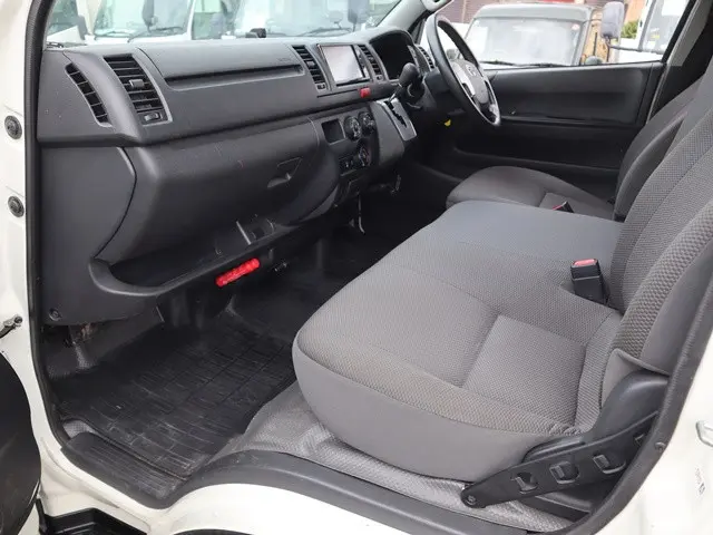 トヨタ ハイエースバン 3BF-TRH200V(2WD)の写真35