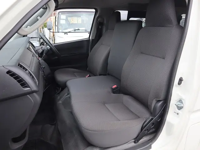 トヨタ ハイエースバン 3BF-TRH200V(2WD)の写真36