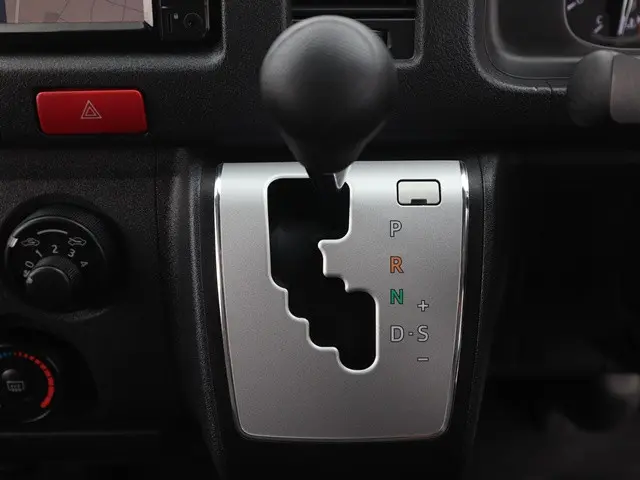 トヨタ ハイエースバン 3BF-TRH200V(2WD)の写真38