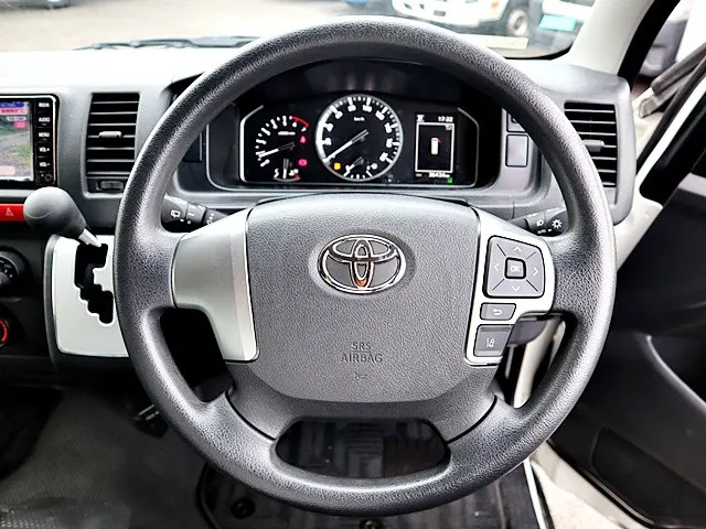 トヨタ ハイエース 3BA-TRH214W(2WD)の写真4