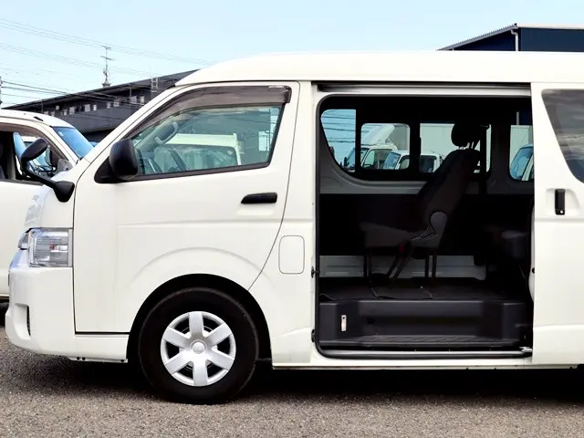 トヨタ ハイエース 3BA-TRH214W(2WD)の写真10