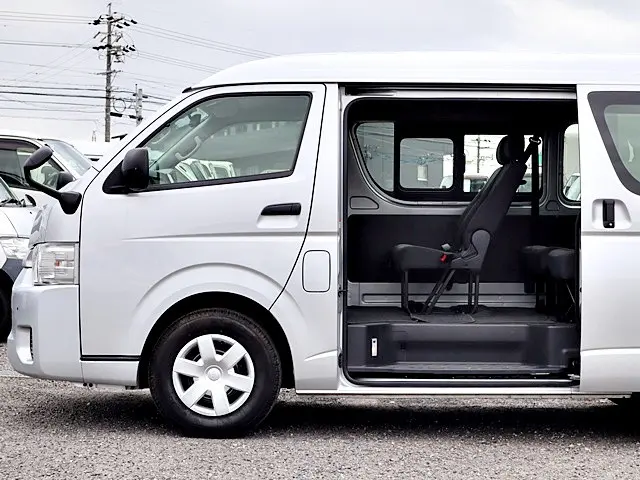 トヨタ ハイエース 3BA-TRH214W(2WD)の写真10