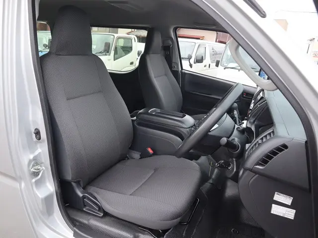トヨタ ハイエース 3BA-TRH214W(2WD)の写真32
