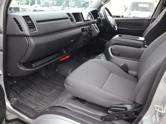 トヨタ ハイエース 3BA-TRH214W(2WD)の写真33