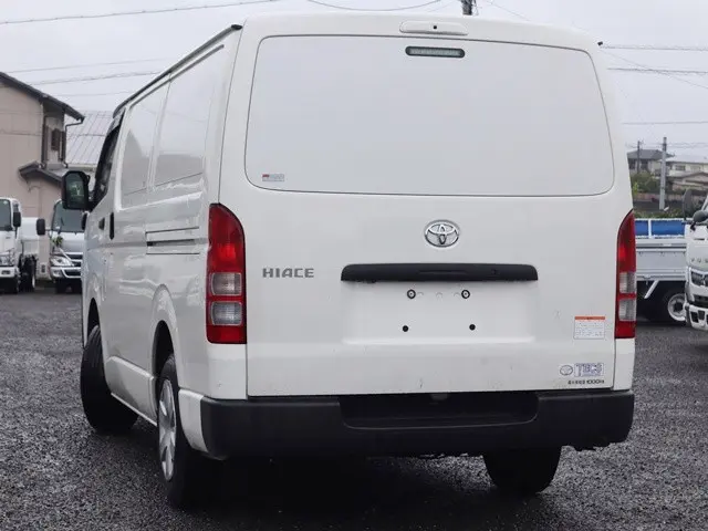 トヨタ ハイエースバン 3DF-GDH201V(2WD)の写真2