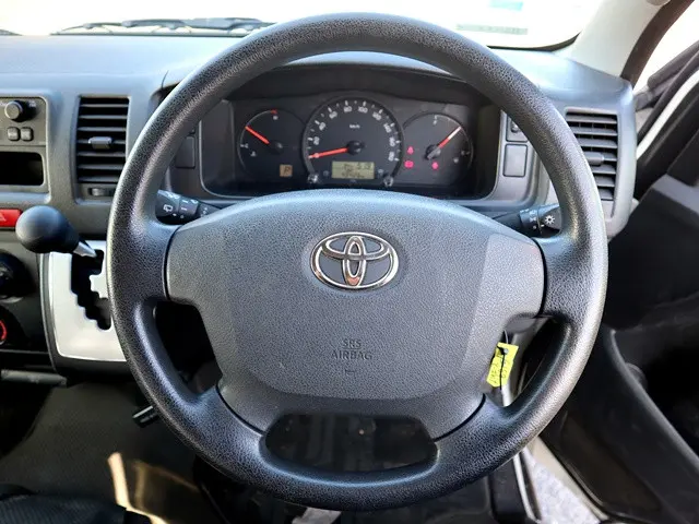 トヨタ ハイエース CBA-TRH214W(2WD)の写真4