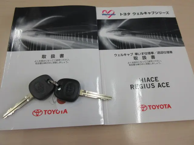 トヨタ ハイエース CBA-TRH214W(2WD)の写真5