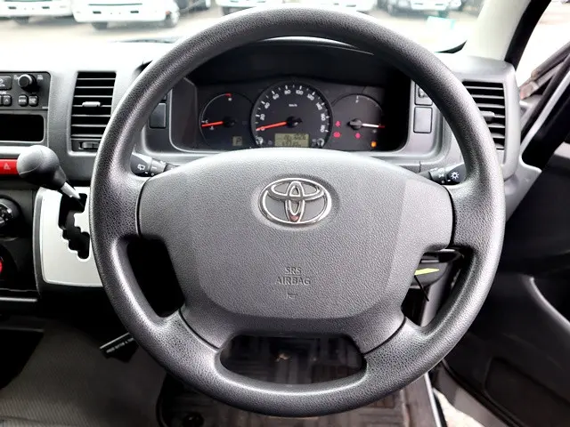 トヨタ ハイエース CBA-TRH214W(2WD)の写真4