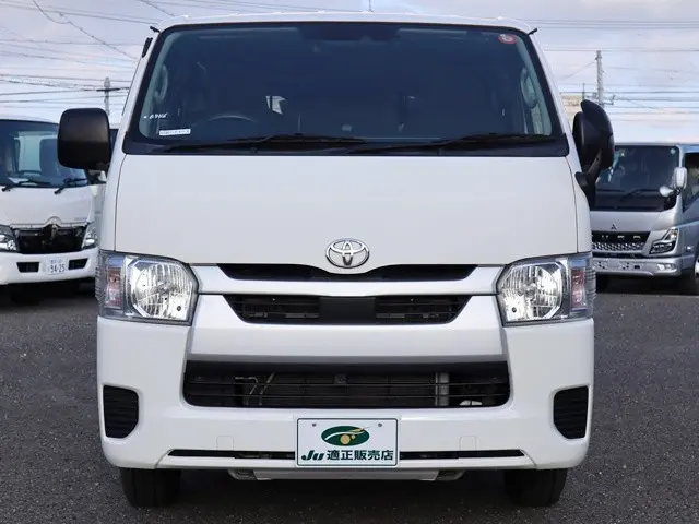 トヨタ ハイエースバン 3BF-TRH200V(2WD)の写真3