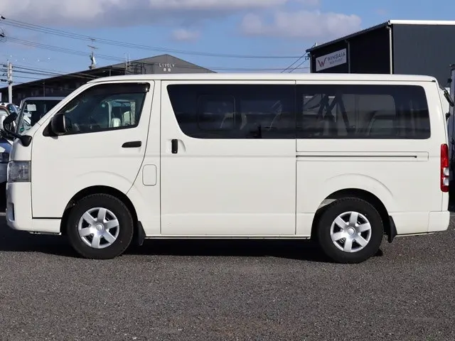 トヨタ ハイエースバン 3BF-TRH200V(2WD)の写真9