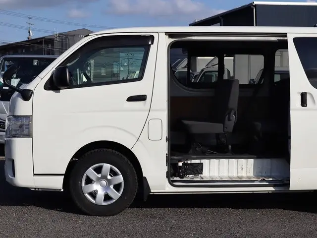 トヨタ ハイエースバン 3BF-TRH200V(2WD)の写真10