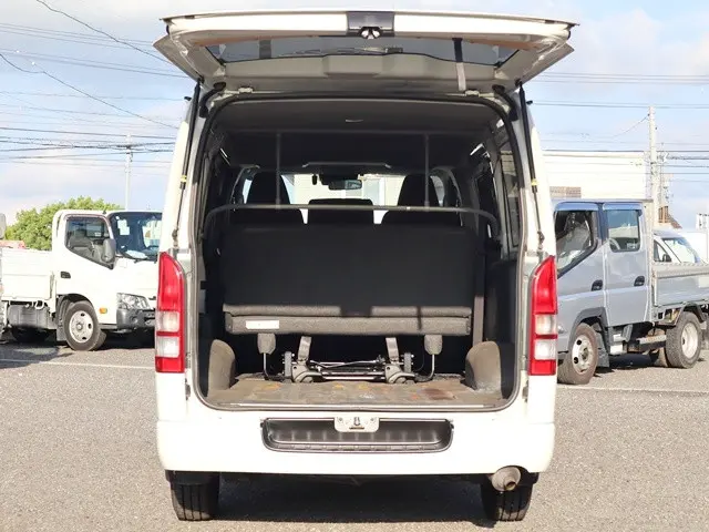 トヨタ ハイエースバン 3BF-TRH200V(2WD)の写真12