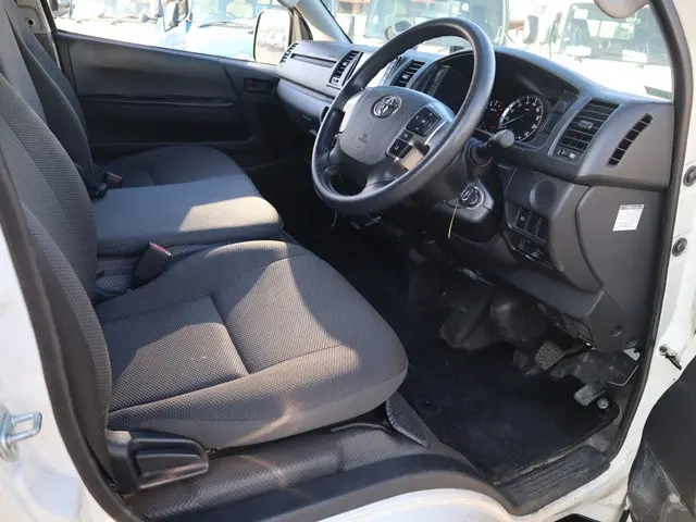 トヨタ ハイエースバン 3BF-TRH200V(2WD)の写真33
