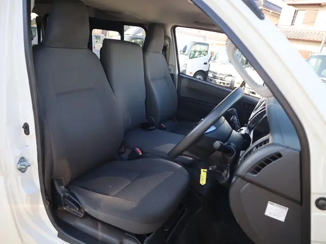 トヨタ ハイエースバン 3BF-TRH200V(2WD)の写真34