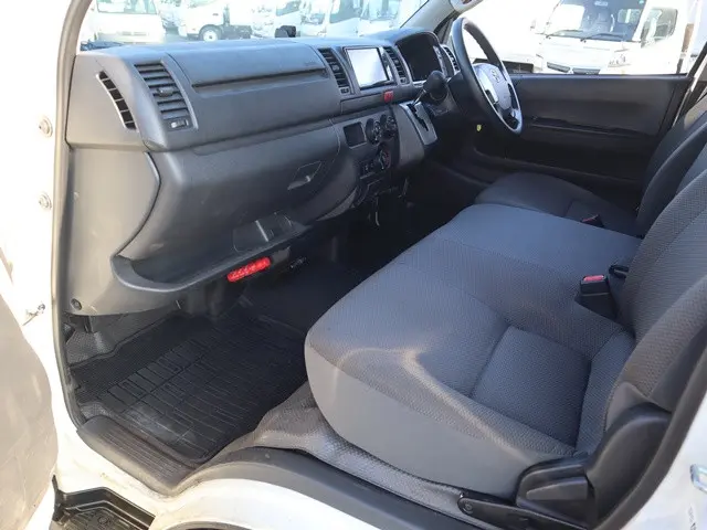 トヨタ ハイエースバン 3BF-TRH200V(2WD)の写真35