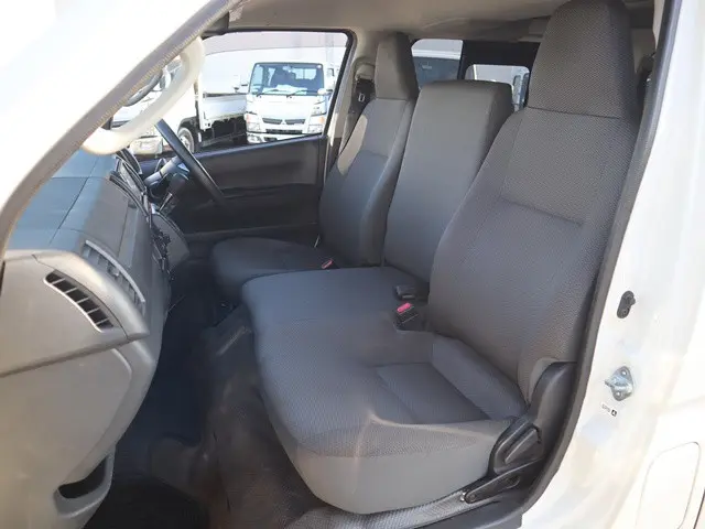 トヨタ ハイエースバン 3BF-TRH200V(2WD)の写真36